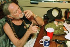 Willie-Nelson-Smoking-Marijuana.jpg