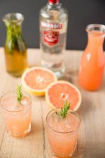 Rosemary-Greyhound-Cocktail-vodka-grapefruit-with-rosemary-infused-simple-syrup-4.jpg